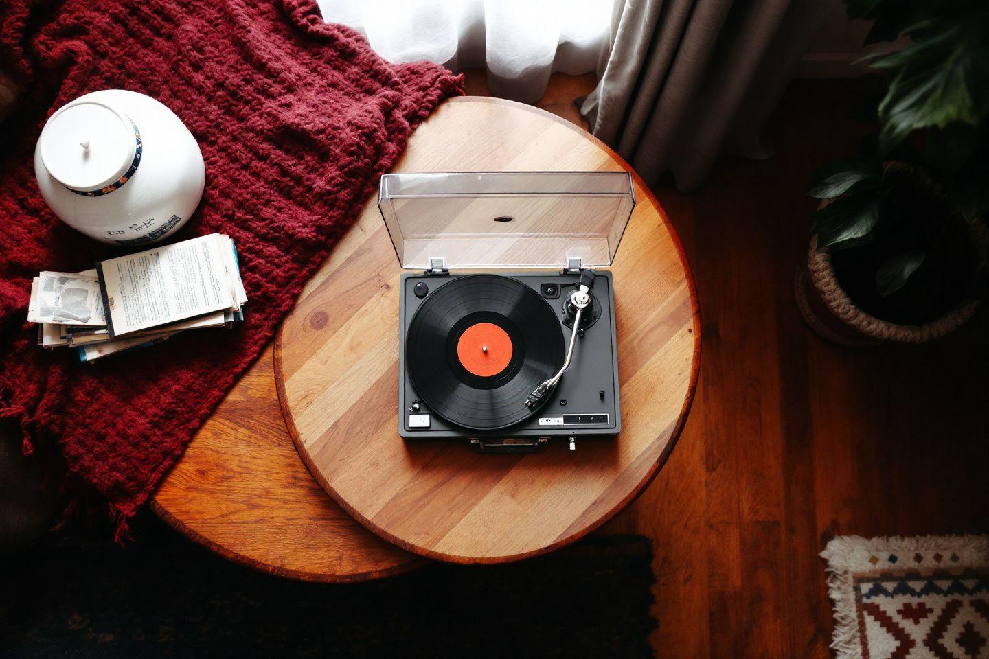 Comment entretenir et nettoyer sa platine vinyle et ses disques : guide complet