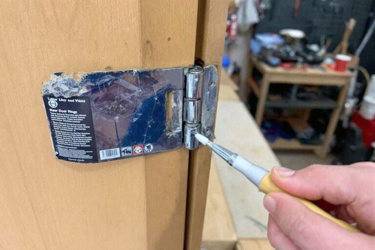 Comment réparer un gond de porte arraché facilement : guide de fixation et rescellement étape par étape
