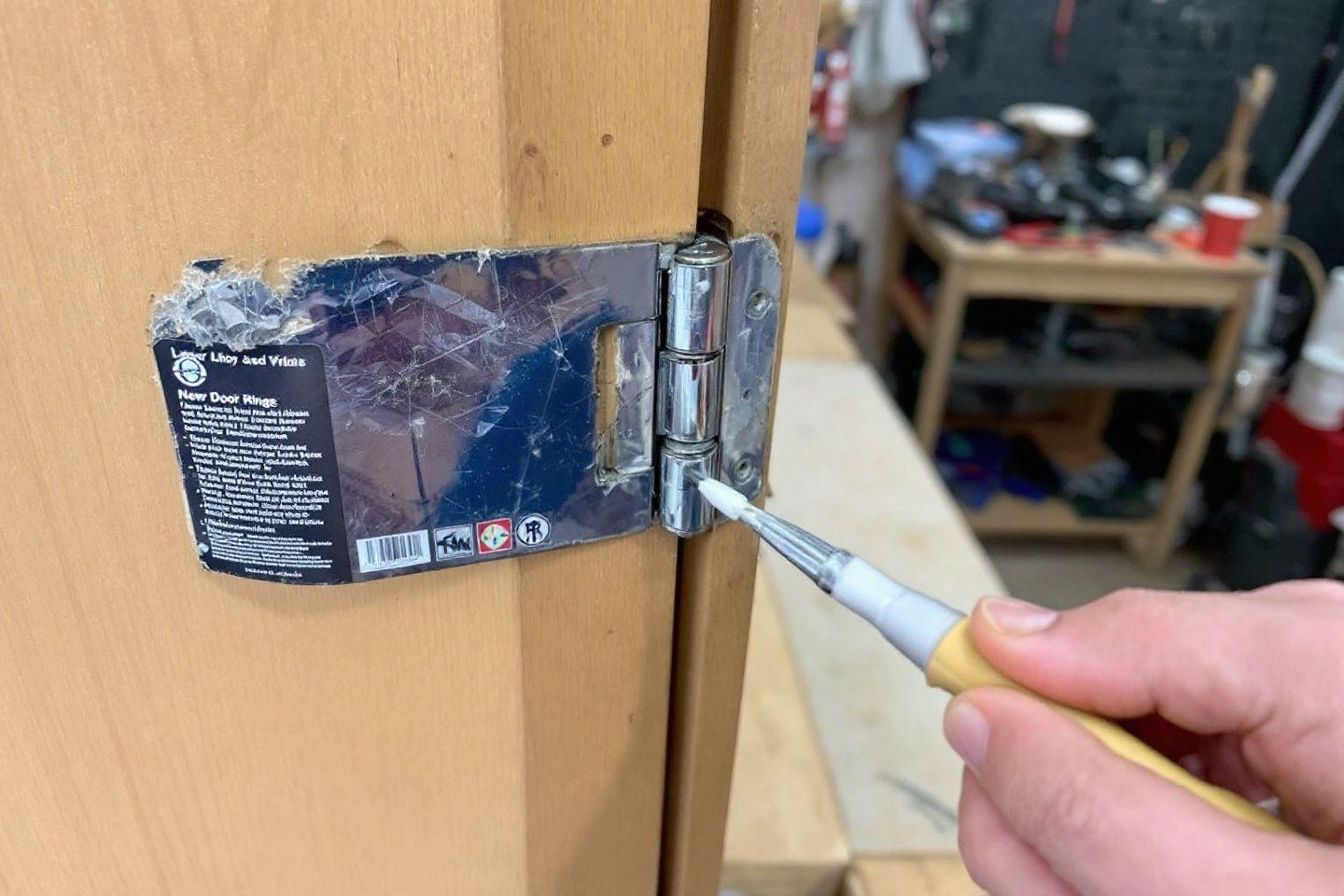 Comment réparer un gond de porte arraché facilement : guide de fixation et rescellement étape par étape