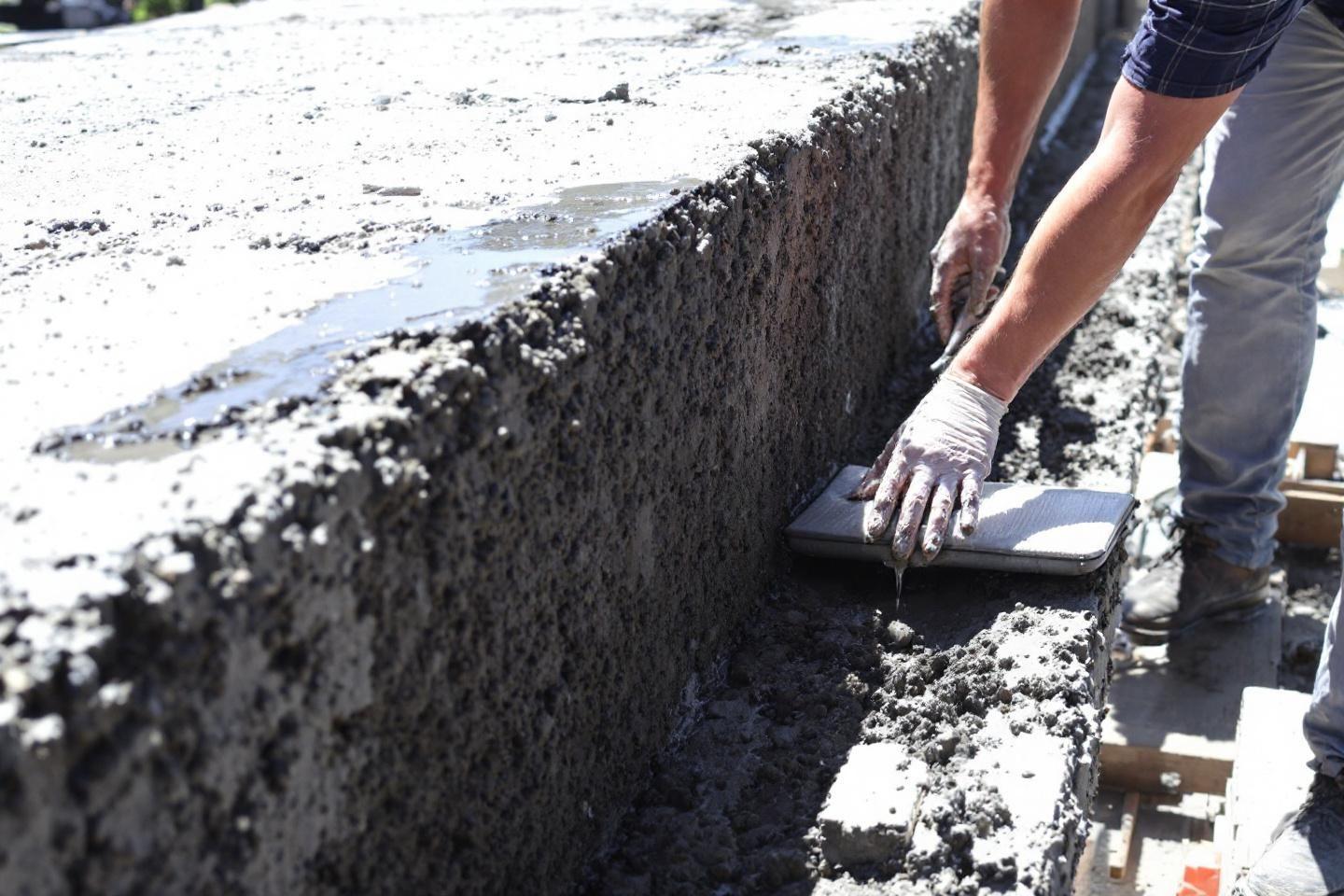 Comment couler une dalle béton sec : guide étape par étape