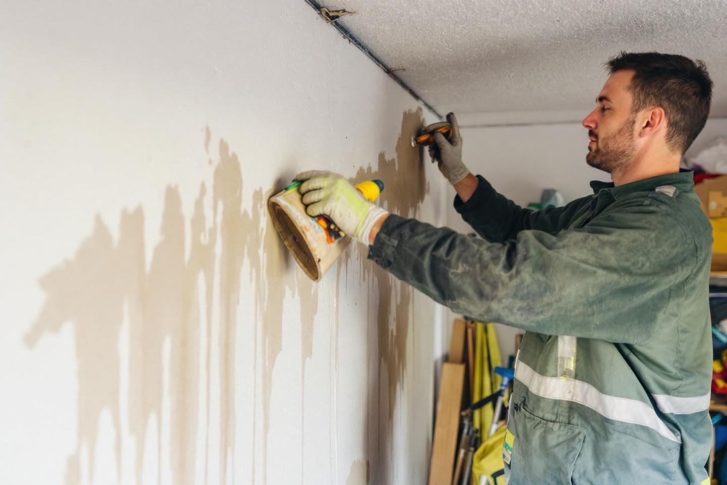 Réparer ou remplacer sa plaque de plâtre humide : le guide complet