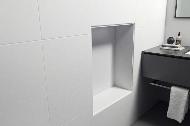 Niche de douche en SMO : solution de rangement élégante pour la salle de bain