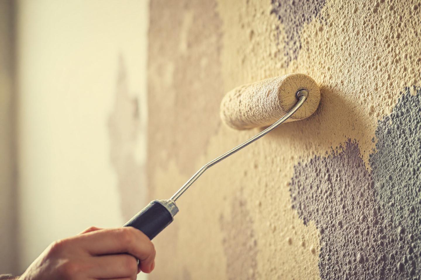 Peindre du crépi intérieur : techniques et conseils pratiques