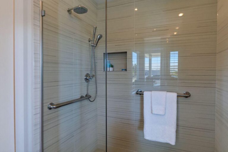 Normes et aménagement d'une douche PMR : guide complet 2025