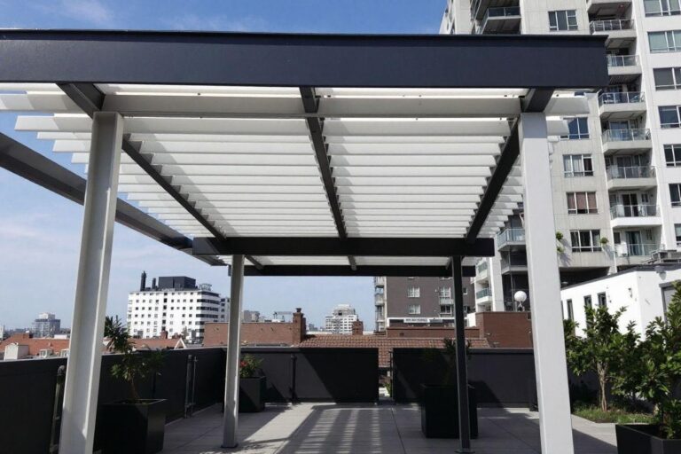 Pergola fermée sur-mesure en aluminium : guide complet 2025