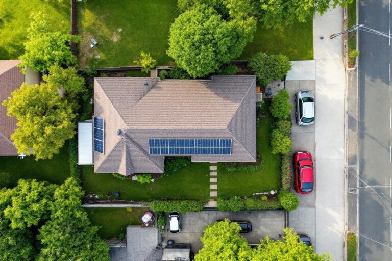 Coût d'une maison autonome : budget, aides et économies en 2025