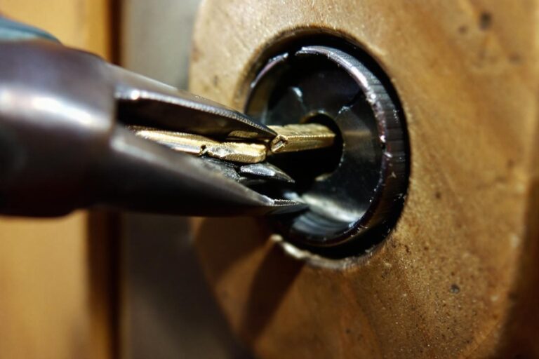 Comment retirer une clé cassée dans une serrure facilement ?