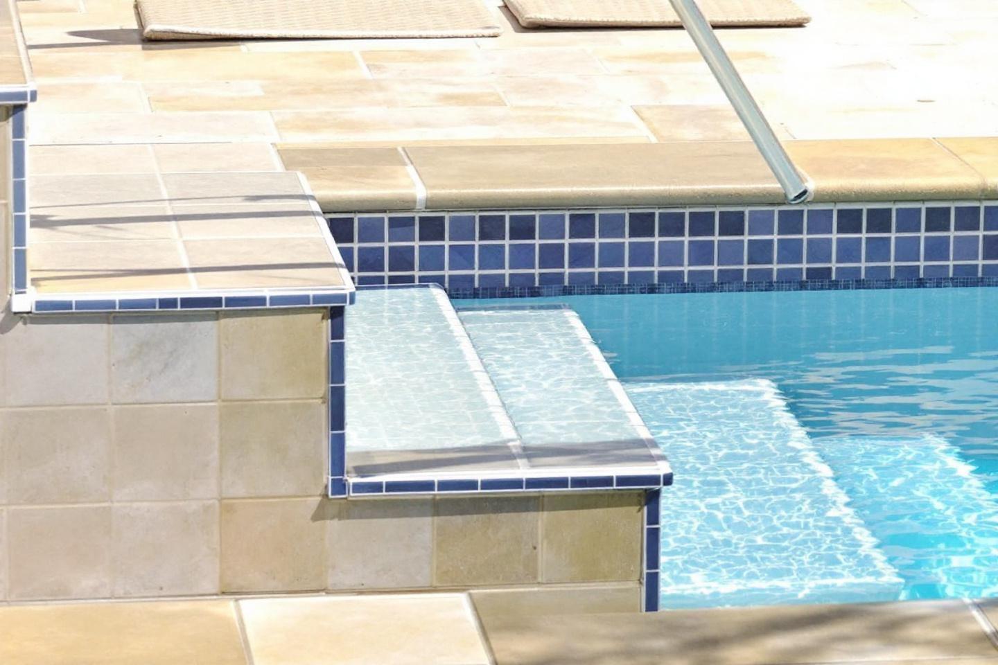 Escalier banquette et plage immergée pour piscine : guide complet